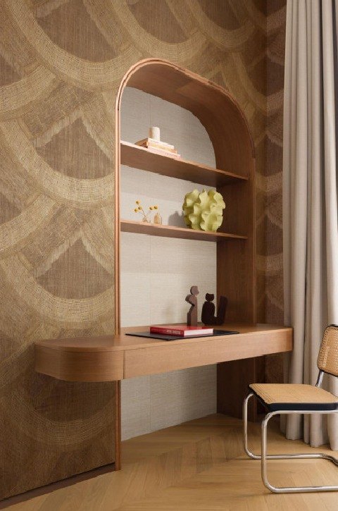 A curved dressing desk set into an arched niche