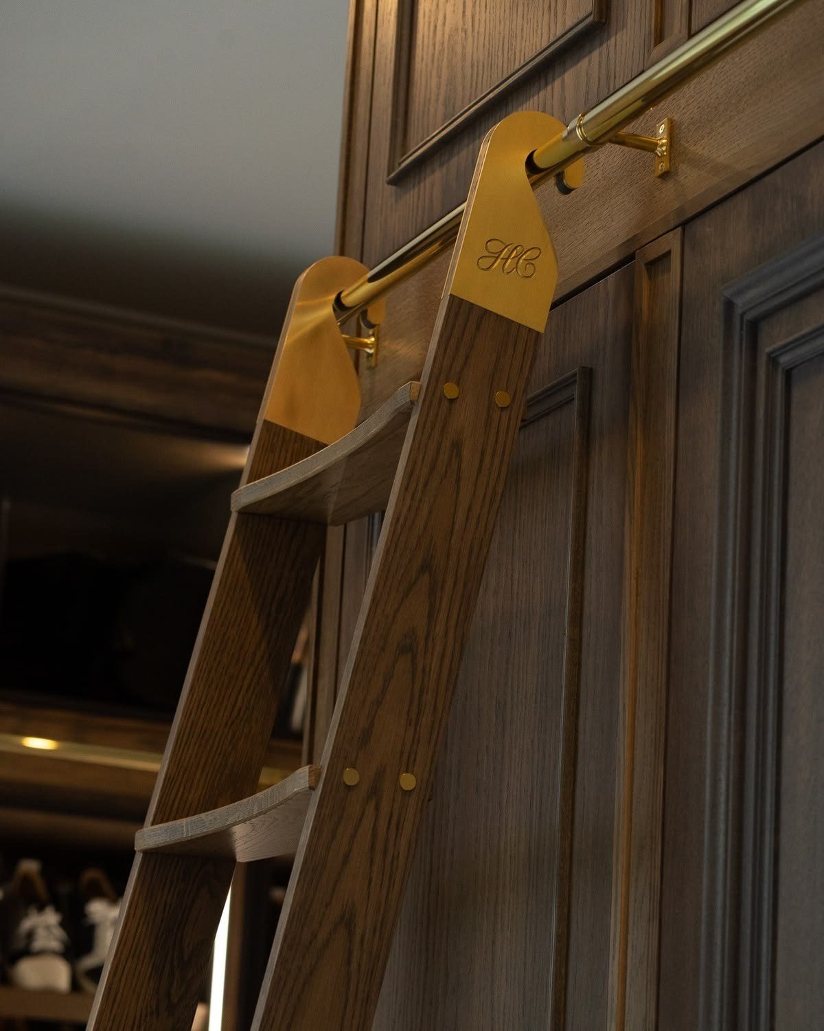 The library ladder in oak and brass